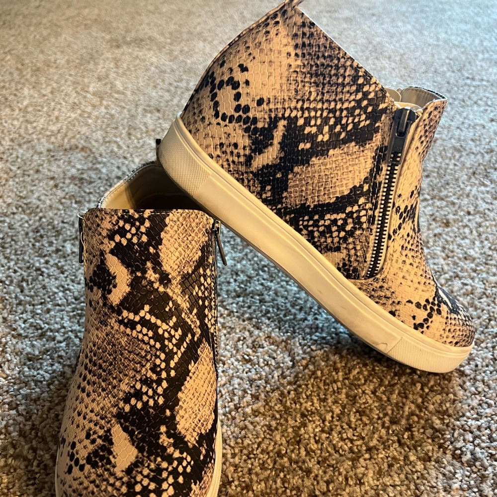 👟Time and Tru memory foam snakeskin zipper sneakers👟